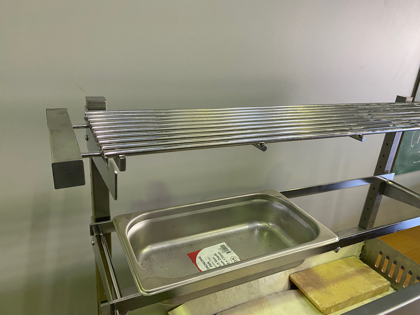 Chef's Work Station - with 2 Upright mounting brackets, 2 uprights and 4 brackets (without bends), screws and Allan key, assembly instructions.