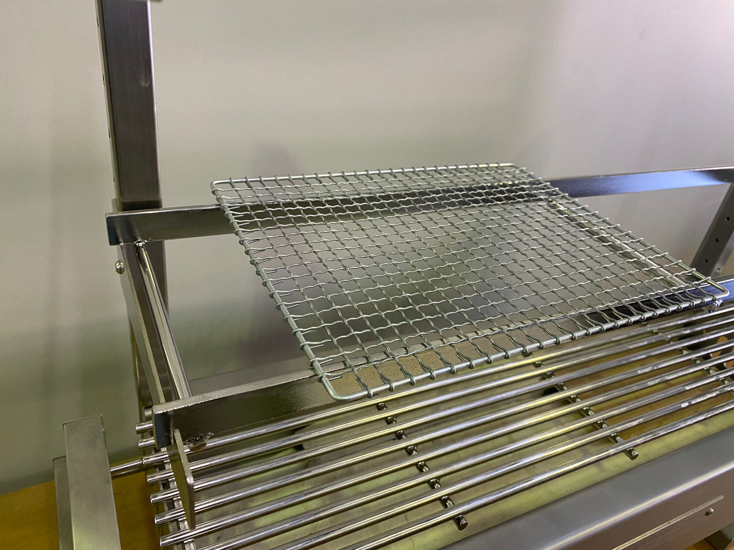 Chef's Work Station - with 2 Upright mounting brackets, 2 uprights and 4 brackets (without bends), screws and Allan key, assembly instructions.